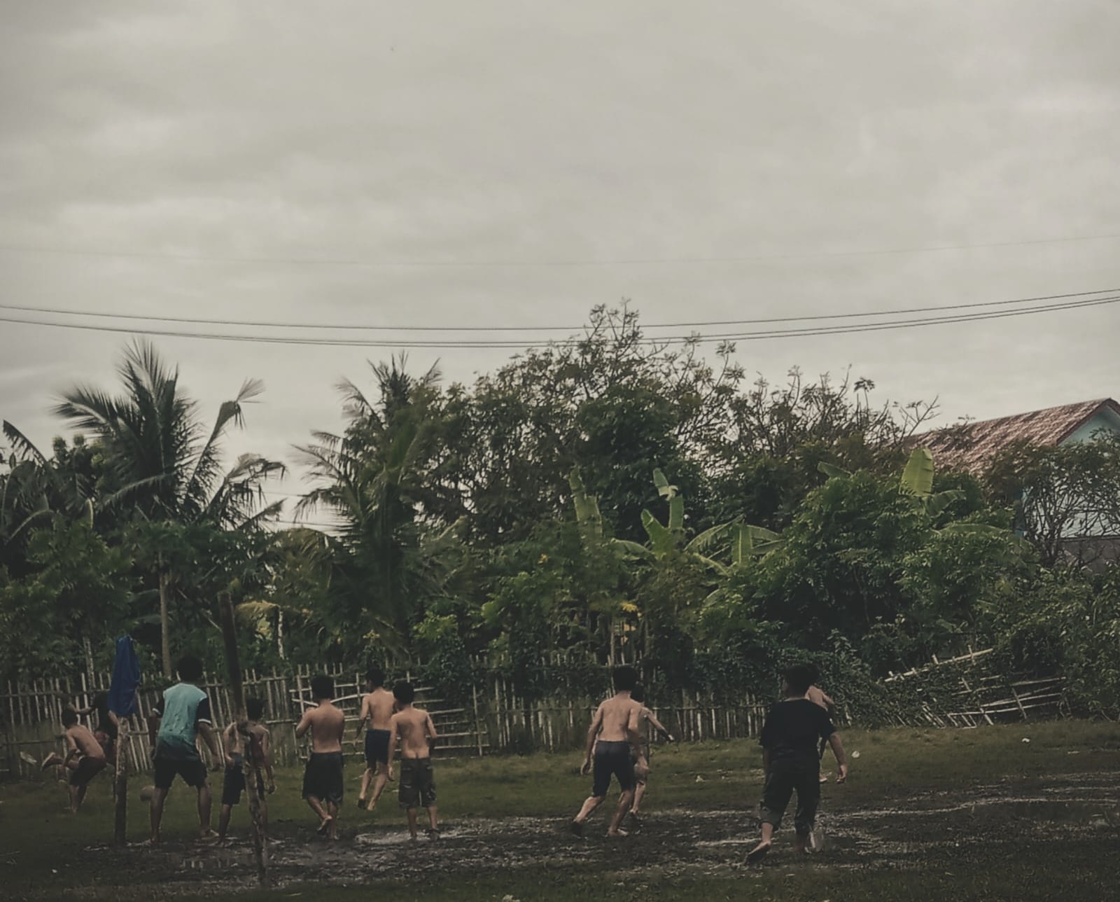 Hujan, Lumpur, dan Tawa